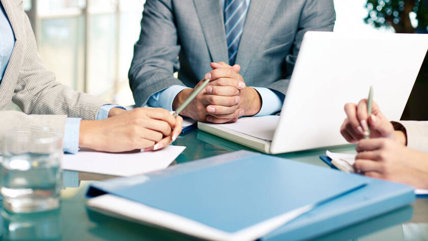 Abogado mediador en una reunión con un cliente explicándole sus derechos legales en España
