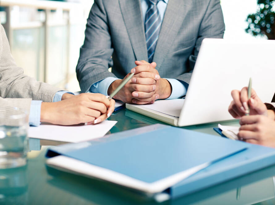 Abogado mediador en una reunión con un cliente explicándole sus derechos legales en España