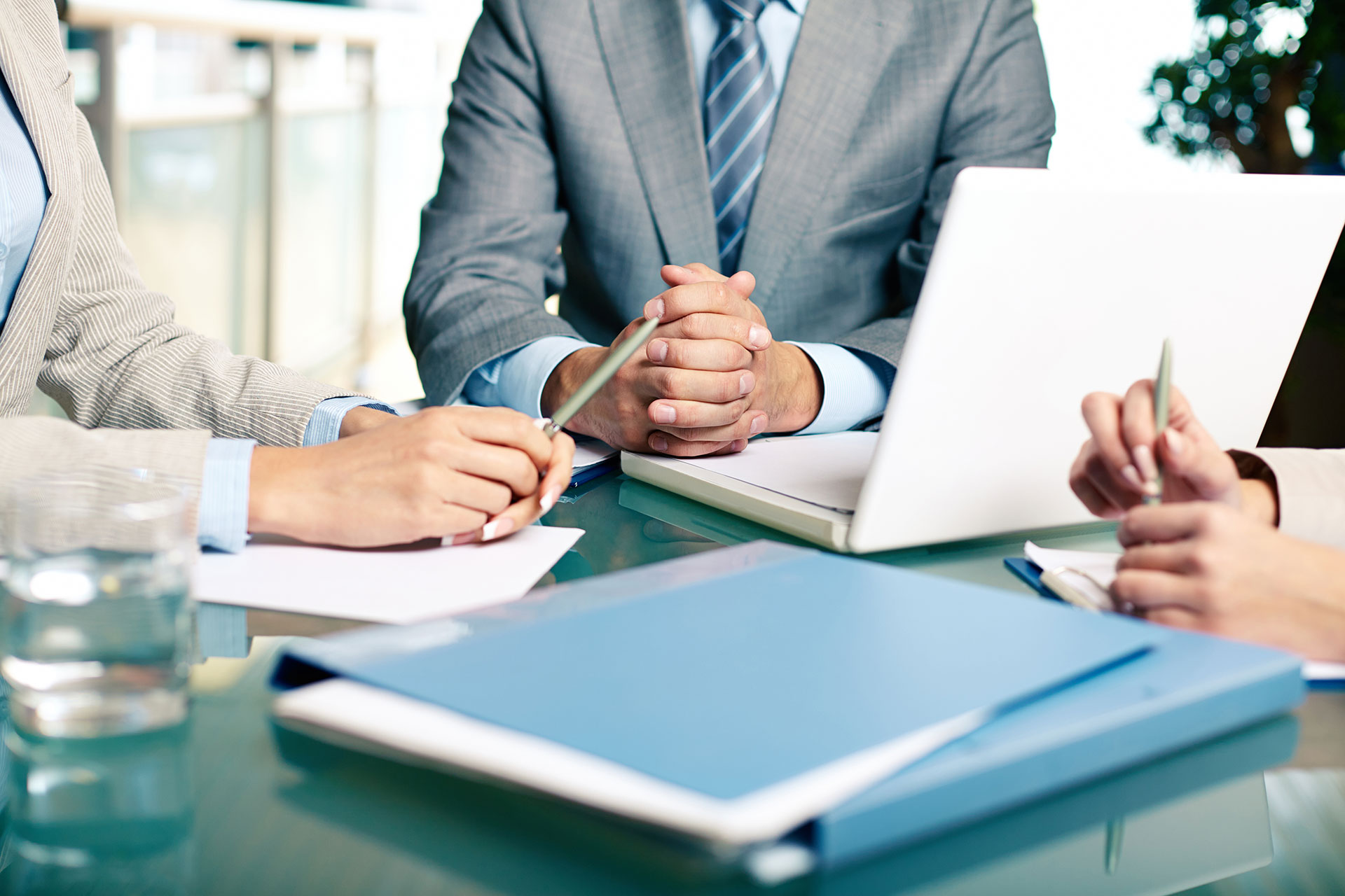 Abogado mediador en una reunión con un cliente explicándole sus derechos legales en España